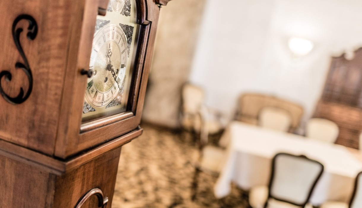 Detail einer Uhr im Salon vom Hotel Meranerhof