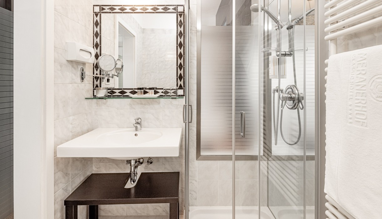 Meranerhof Badezimmer im Doppelzimmer Art mit Gartenblick