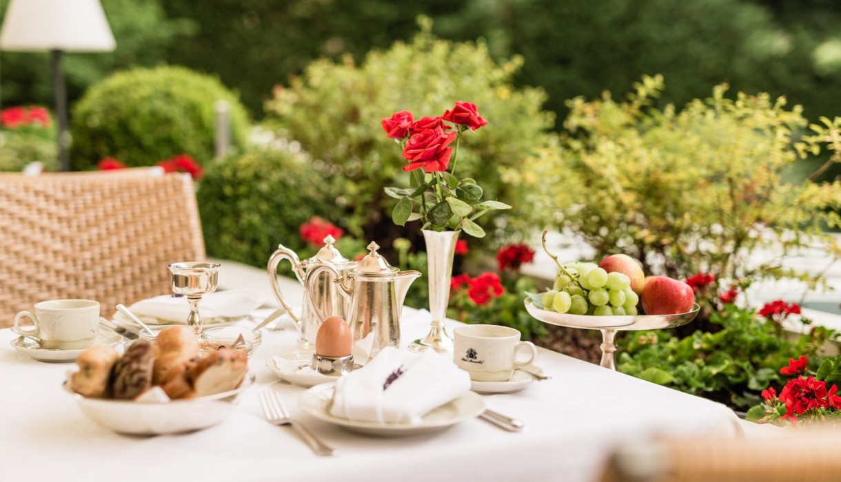 Frühstück mit Ausblick im Meranerhof Genussvolles Frühstück auf der Terasse im Hotel Meranerhof
