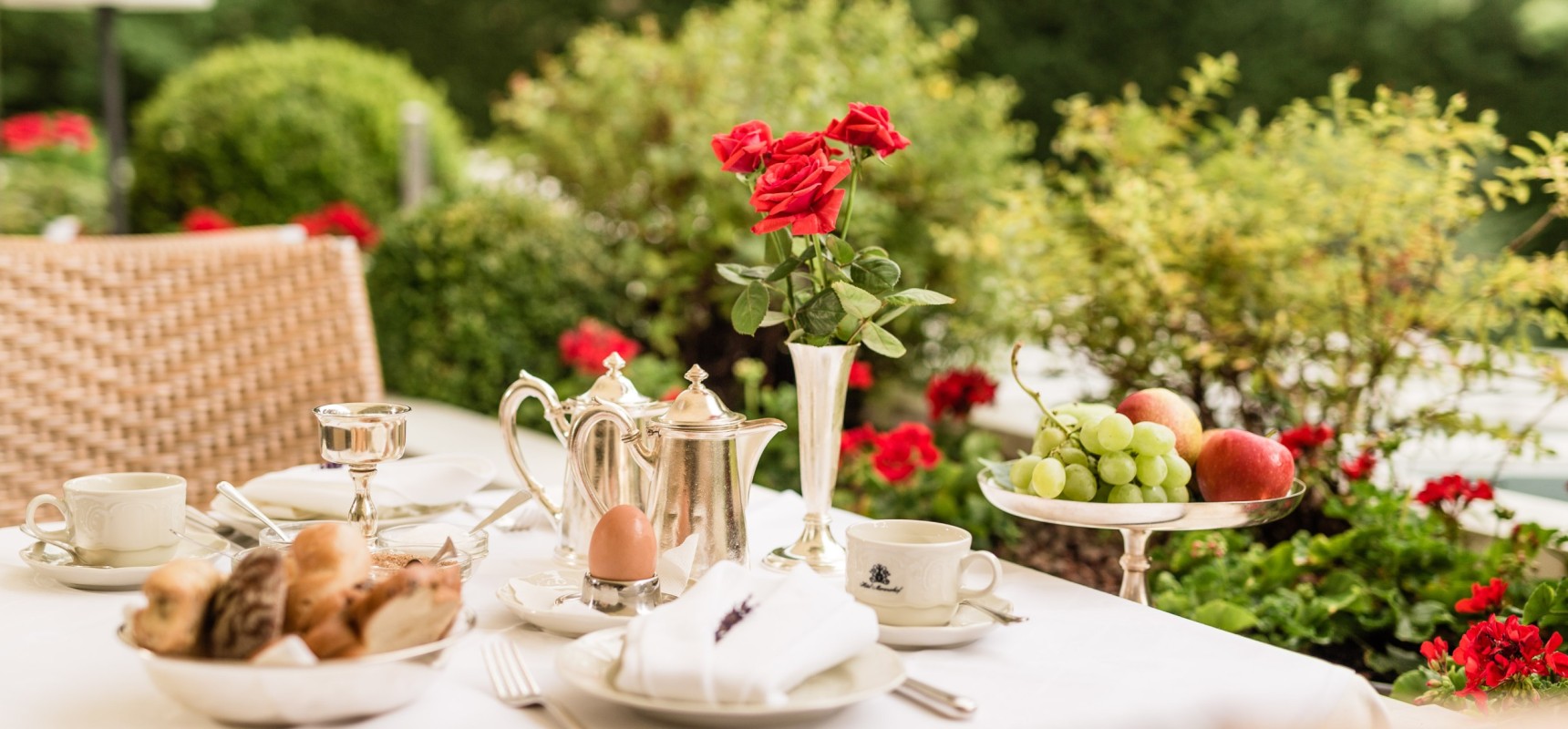 Frühstück mit Ausblick im Meranerhof Genussvolles Frühstück auf der Terasse im Hotel Meranerhof