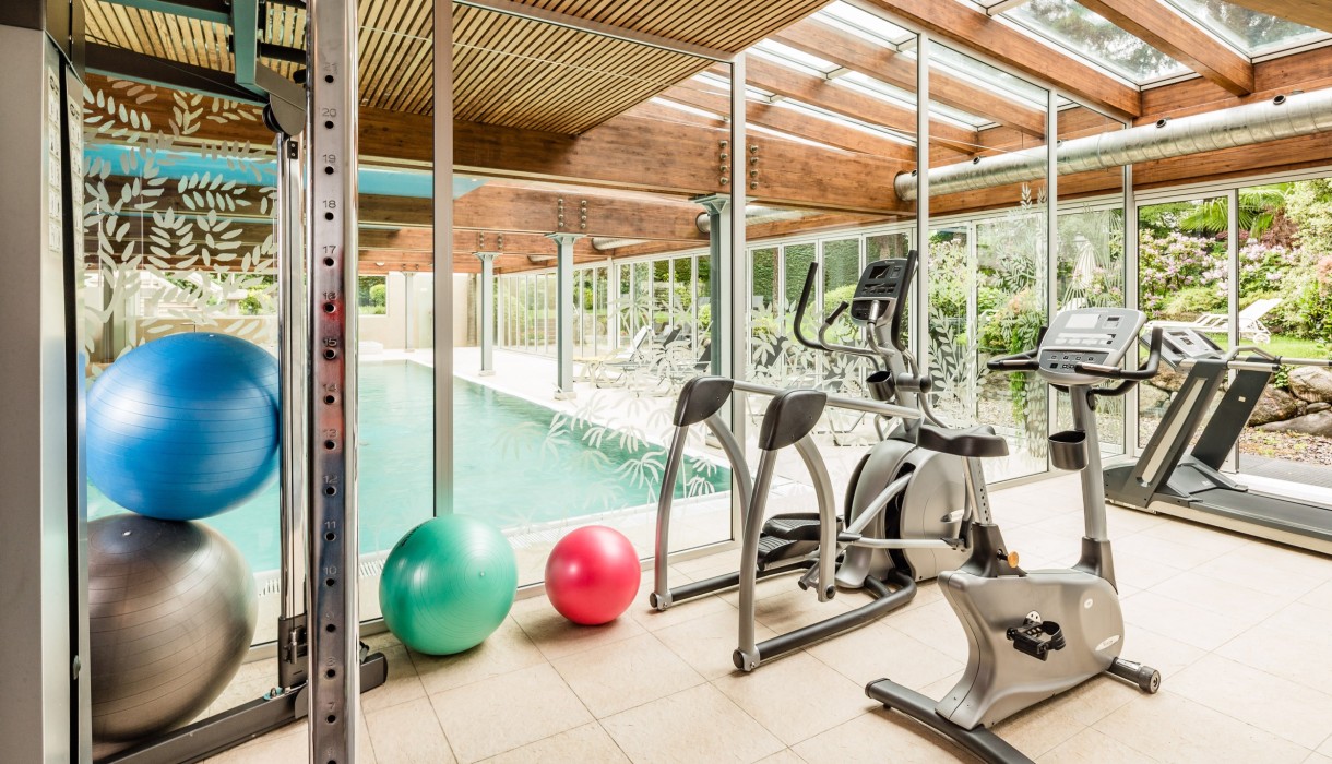 Fitnessbereich mit Blick auf das Hallenbad, Meranerhof
