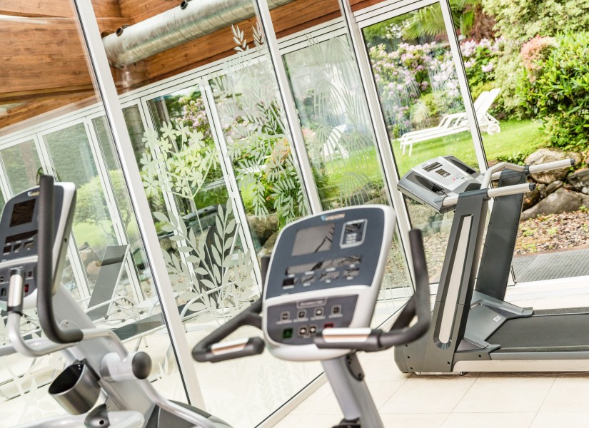 Fitnessbereich mit Ausblick zum Garten und ins Hallenbad, Meranerhof