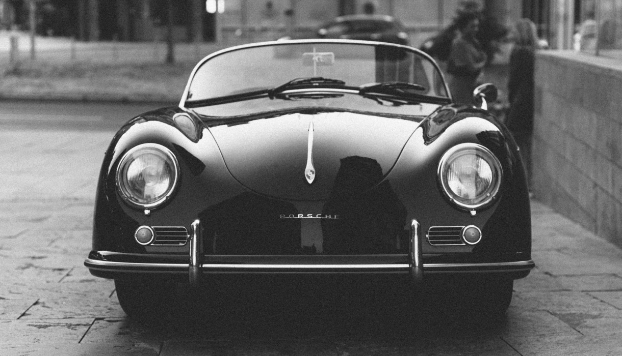 Porsche Oldtimer auf Fließenboden in schwarz