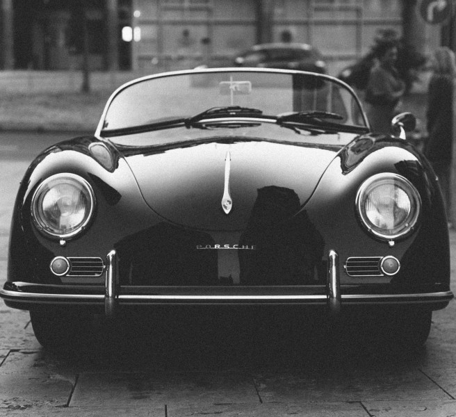 Porsche Oldtimer auf Fließenboden in schwarz