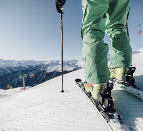 Detailbild Skifahrer Schöne Skipisten in den Bergen Südtirols