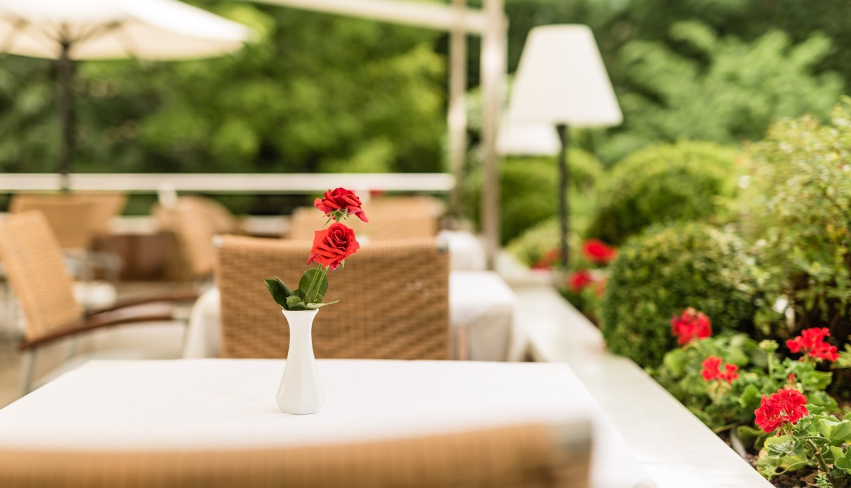 Terasse Hotel Meranerhof Wunderschöne Terasse mit Gartenblick im Hotel Meranerhof