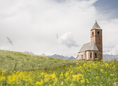 Blumenwiese mit kleiner Kirche Wunderschöne Blumenwiese mit einem einzigartigen Ausblick auf eine kleine Kirche
