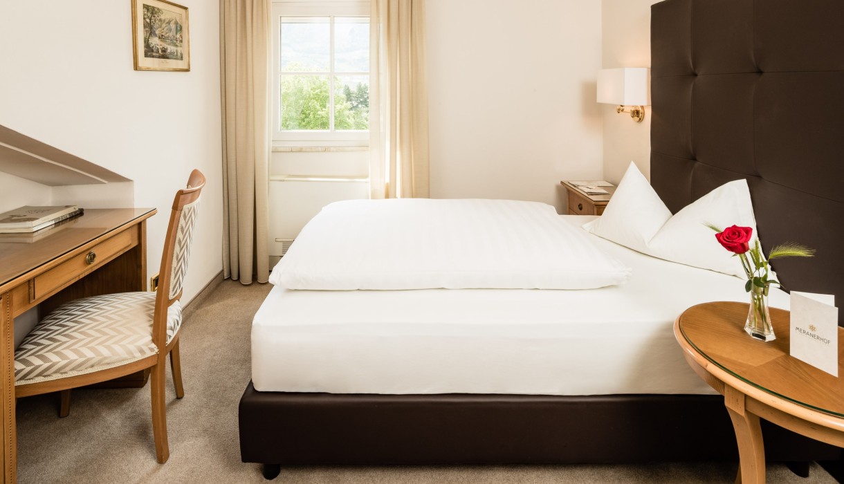 Einzelzimmer mit Bergblick Meranerhof Schön eingerichtetes Einzelzimmer mit Bergblick, Meranerhof