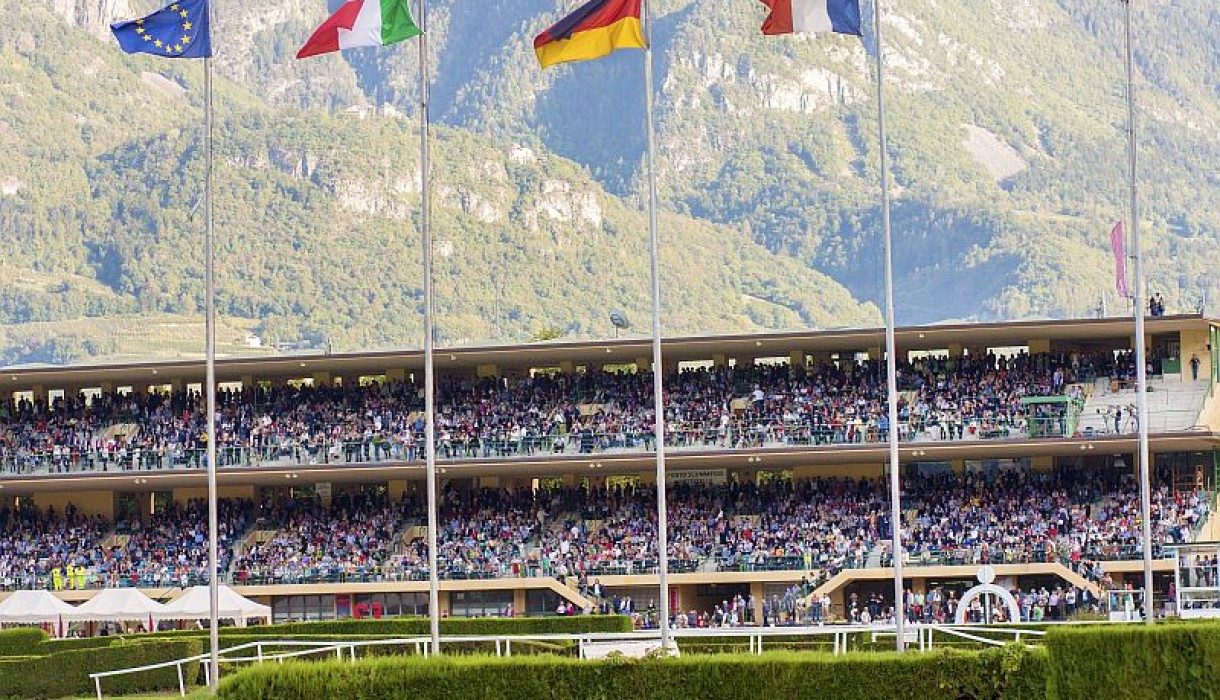 Tribüne vom Pferderennplatz in Meran