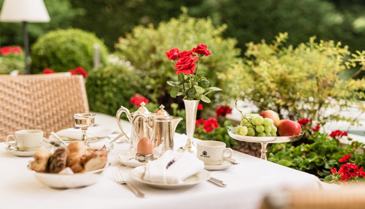 Frühstück auf Terasse im Meranerhof Köstliches Frühstück auf der Terasse mit Blick auf den Garten, Hotel Meranerhof