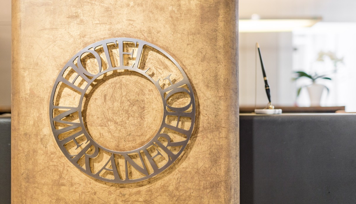 Eine Detailaufname der Rezeption im Classic Hotel Meranerhof, Zentrum Meran