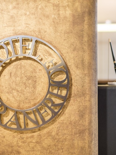 Detailbild Rezeption Classic Hotel Meranerhof Eine Detailaufname der Rezeption im Classic Hotel Meranerhof, Zentrum Meran