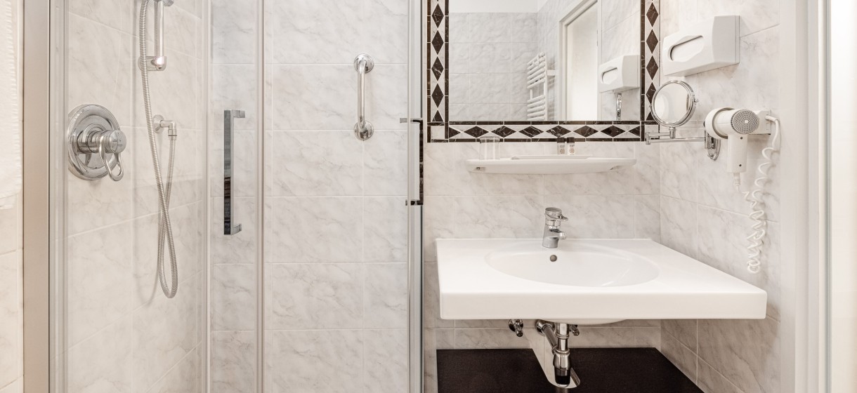 Bad im Einzelzimmer Meranerhof Kleines aber wunderschönes Badezimmer im Einzelzimmer Meranerhof
