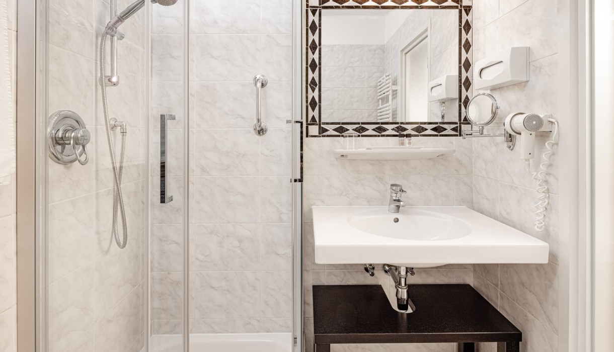 Kleines aber wunderschönes Badezimmer im Einzelzimmer Meranerhof