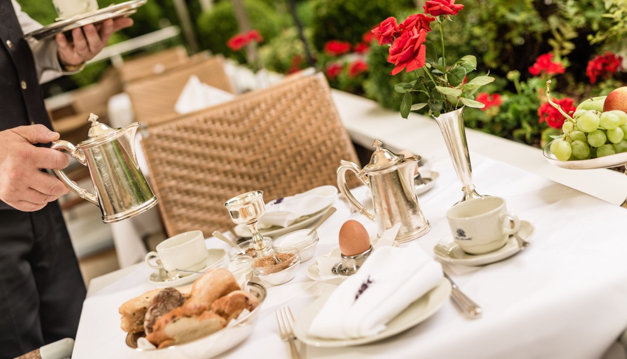 Frühstück auf Terasse im Meranerhof Köstliches Frühstück auf der Terasse im Hotel Meranerhof