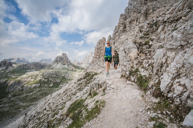 Wandern in Südtirol Päärchen wandert in den Südtiroler Bergen