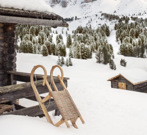 Winterlandschaft mit Rodel, Südtirol Winterlandschaft Südtirol