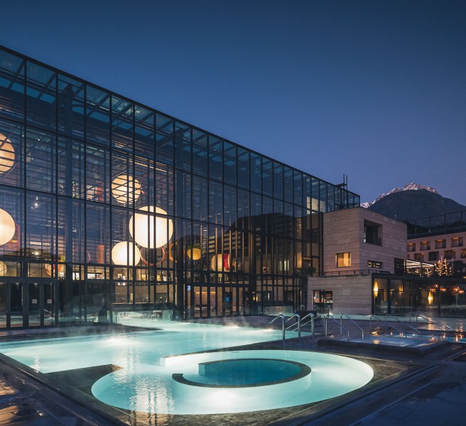 Außenbecken der Therme von Meran am Abend, Partnerhotel Meranerhof