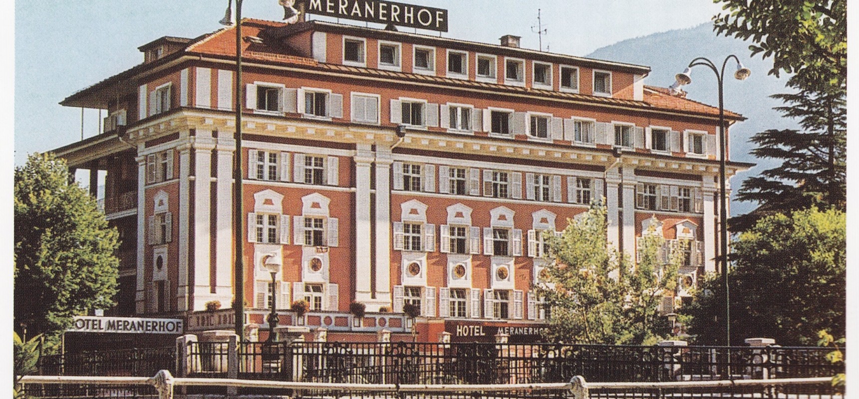 Meranerhof 1980 Der Meranerhof im Jahre 1980, das Historische Hotel Südtirols im Zentrum von Meran