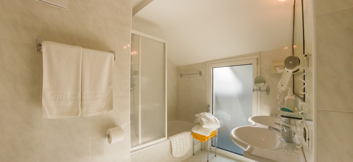 Badezimmer Doppelzimmer Bergblick Meranerhof Badezimmer im Doppelbettzimmer Bergblick, Meran Zentrum
