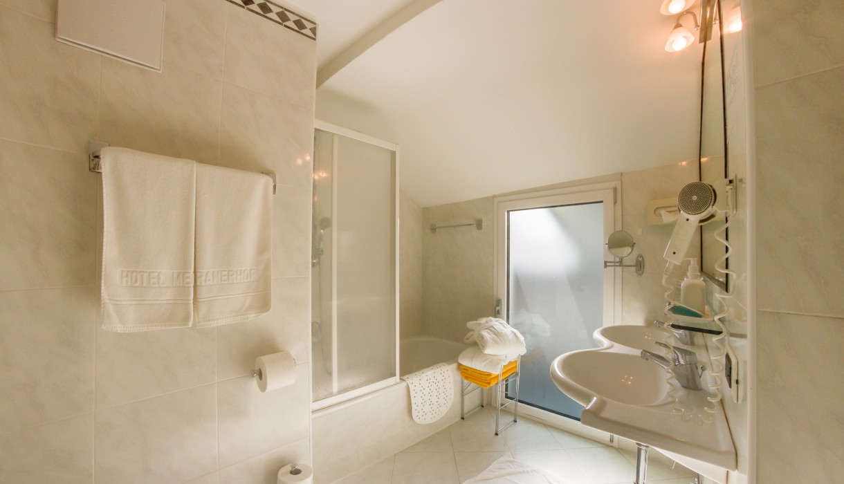 Badezimmer Doppelzimmer Bergblick Meranerhof Badezimmer im Doppelbettzimmer Bergblick, Meran Zentrum