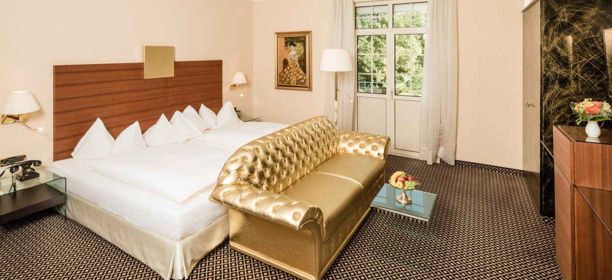 Schlafbereich Traumzimmer Meranerhof Meranerhof Schlafbereich im Traumzimmer vom Meranerhof mit goldenem Sofa