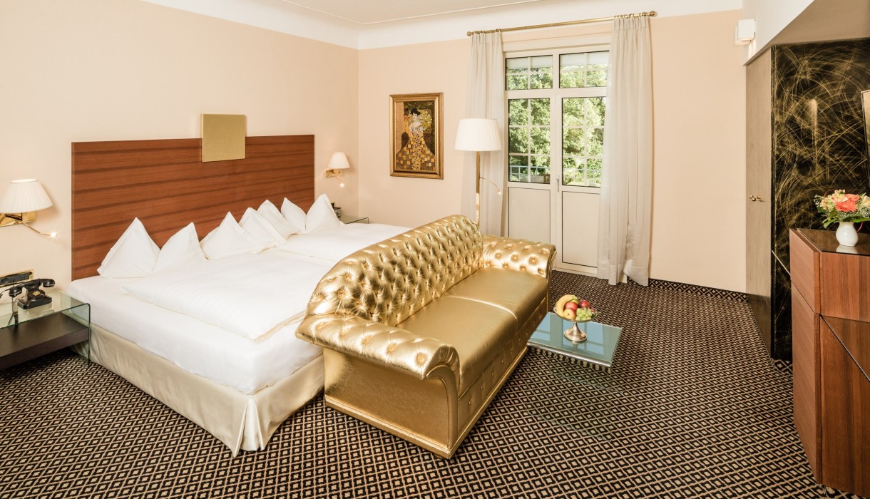 Schlafbereich Traumzimmer Meranerhof Meranerhof Schlafbereich im Traumzimmer vom Meranerhof mit goldenem Sofa