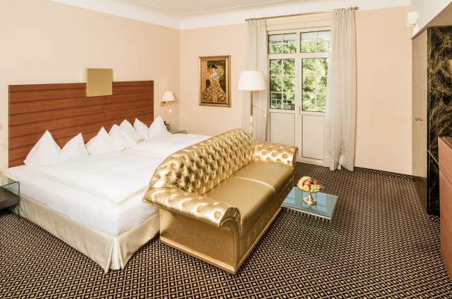 Meranerhof Schlafbereich im Traumzimmer vom Meranerhof mit goldenem Sofa