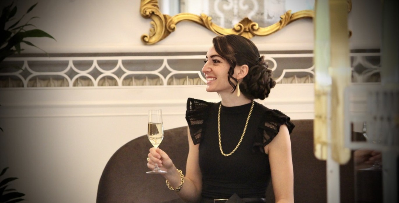 Elegante Dame im Stadthotel Meran mit Glas Prosecco hübsche elegante Lady im Stadthotel Meran
