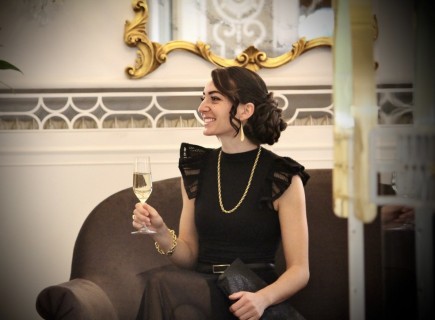 Elegante Dame im Stadthotel Meran mit Glas Prosecco hübsche elegante Lady im Stadthotel Meran