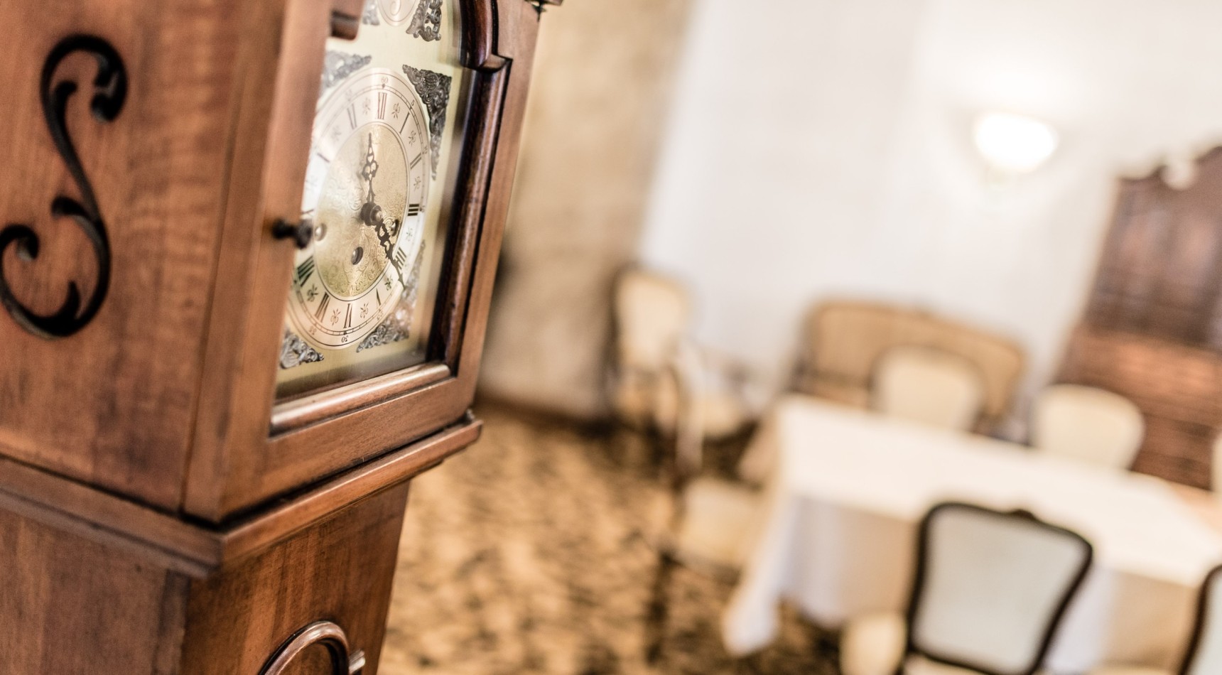 Detailbild antike Uhr Meranerhof Detailbild einer antiken uhr im Classic Hotel Meranerhof