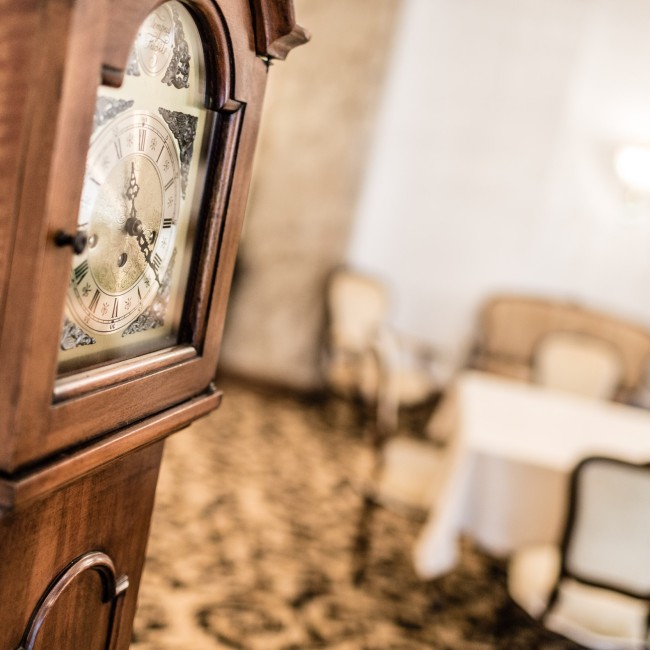 Detailbild einer antiken uhr im Classic Hotel Meranerhof