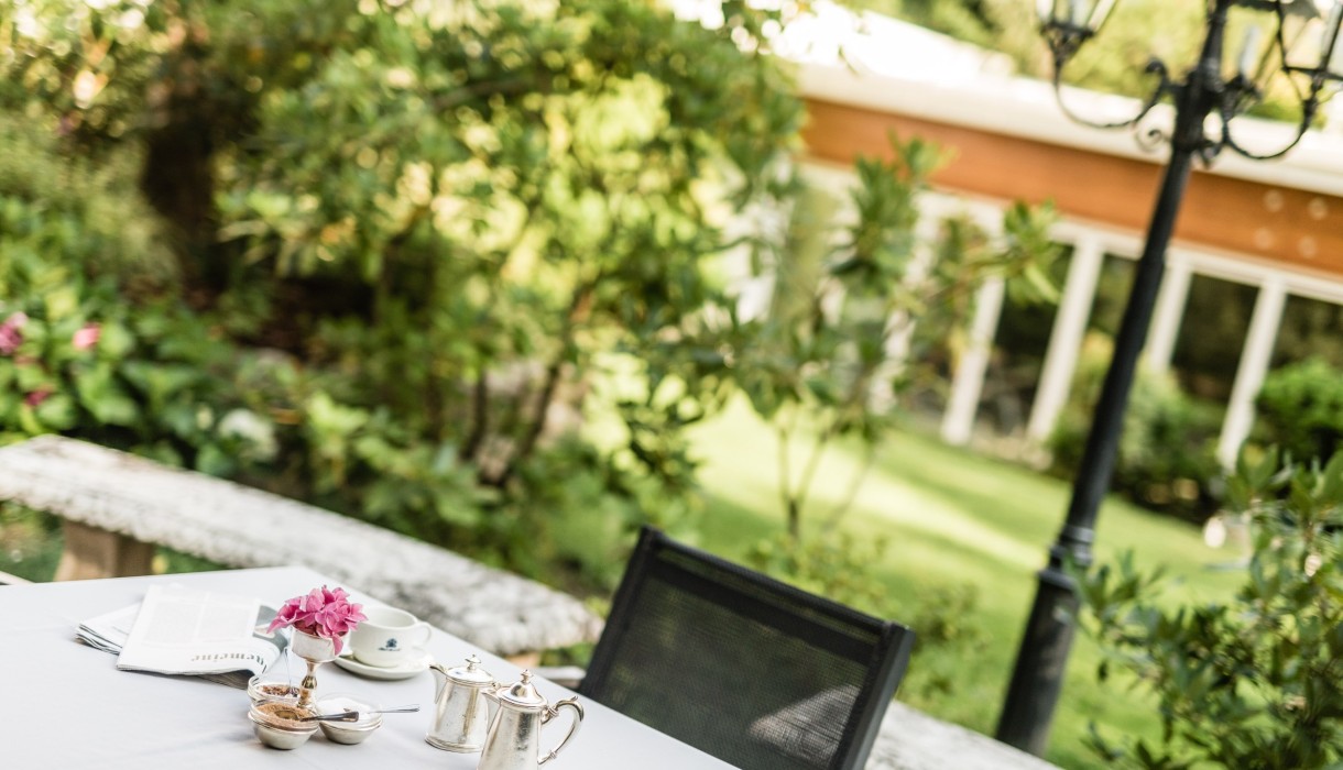 Frühstück im Garten, Meranerhof Frühstück im Garten, mit wunderschönen Ausblick, Hotel Meranerhof