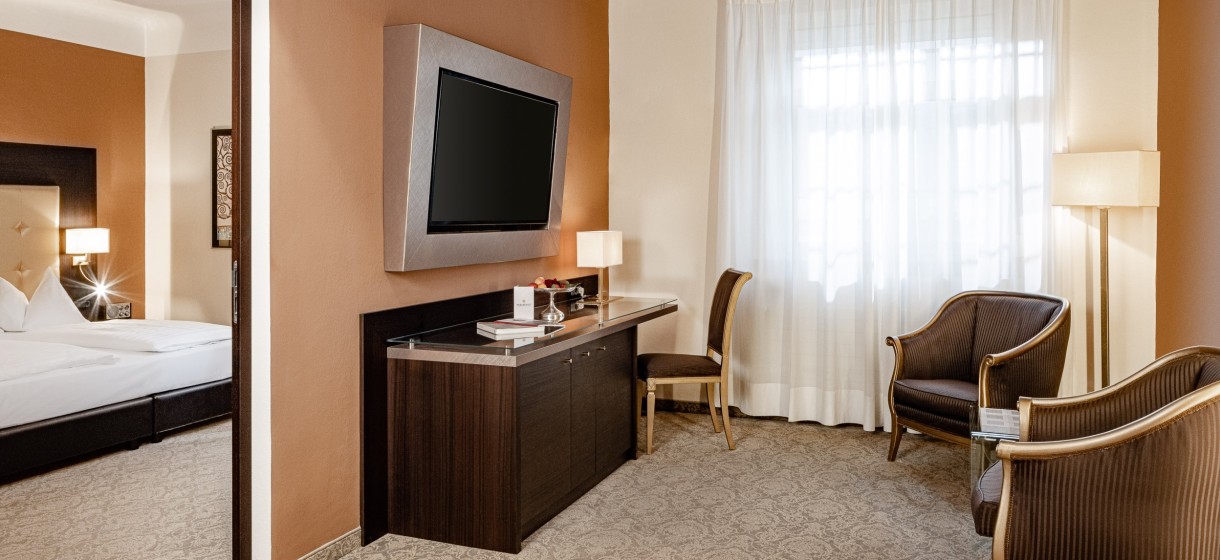 Hotel Meranerhof Meranerhofsuite Foto Wohbereich und Schlafzimmer in der Meranerhofsuite