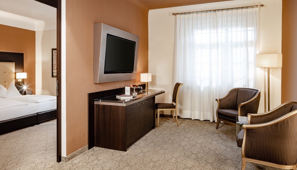 Hotel Meranerhof Meranerhofsuite Foto Wohbereich und Schlafzimmer in der Meranerhofsuite