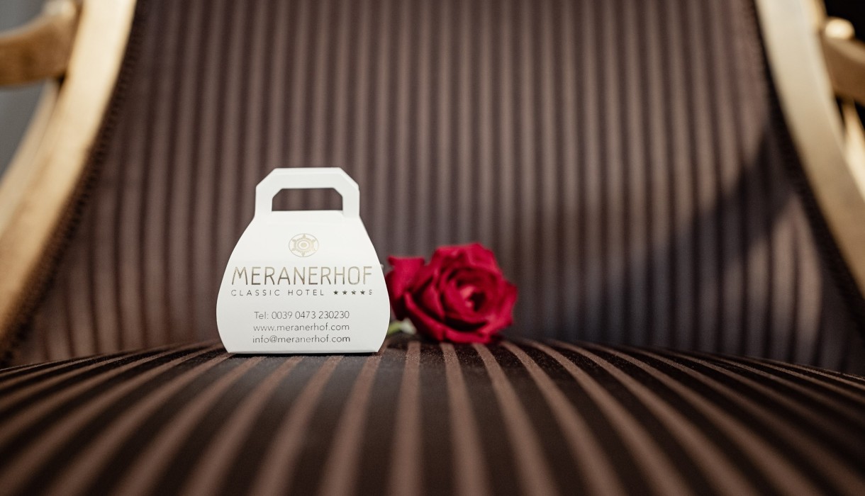 Detail Rose Meranerhof Meranerhof Detailbild einer Rose mit kleiner Aufmerksamkeit für die Gäste