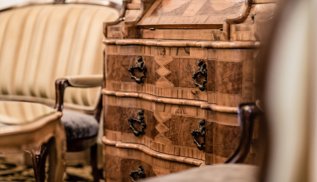 Detailbild einer alten Kommode im Classic Hotel Meranerhof