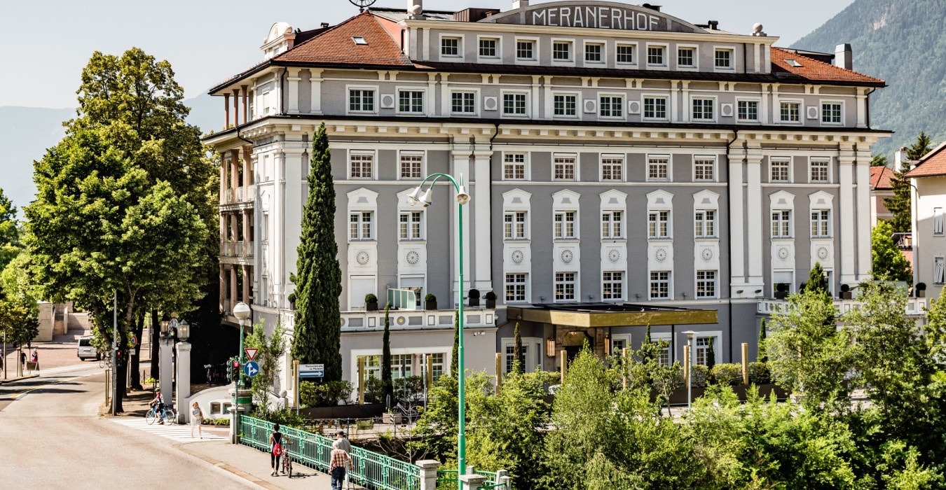 Frontale Hotelansich Meranerhof von 2023, Hotel mit Hallenbad