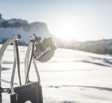 Detailbild Rodel Winterlandschaft in Villnöss, Südtirol