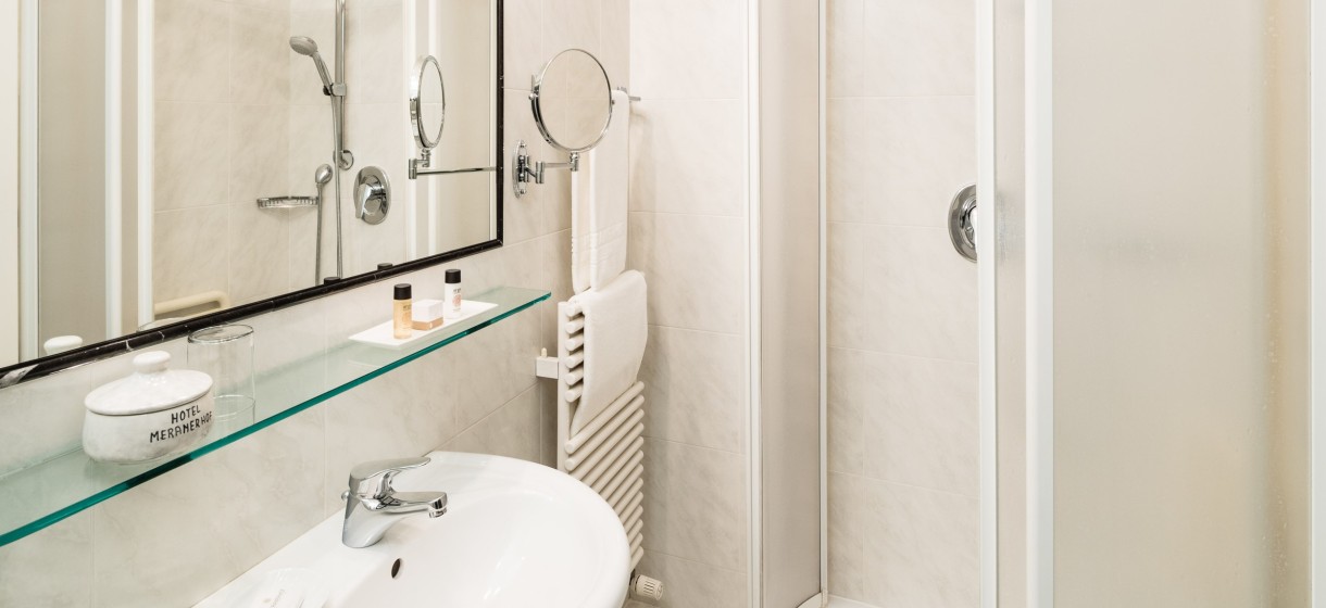 Badezimmer im Einzelzimmer Meranerhof Kleines aber feines Badezimmer im Einzelbettzimmer, Meranerhof