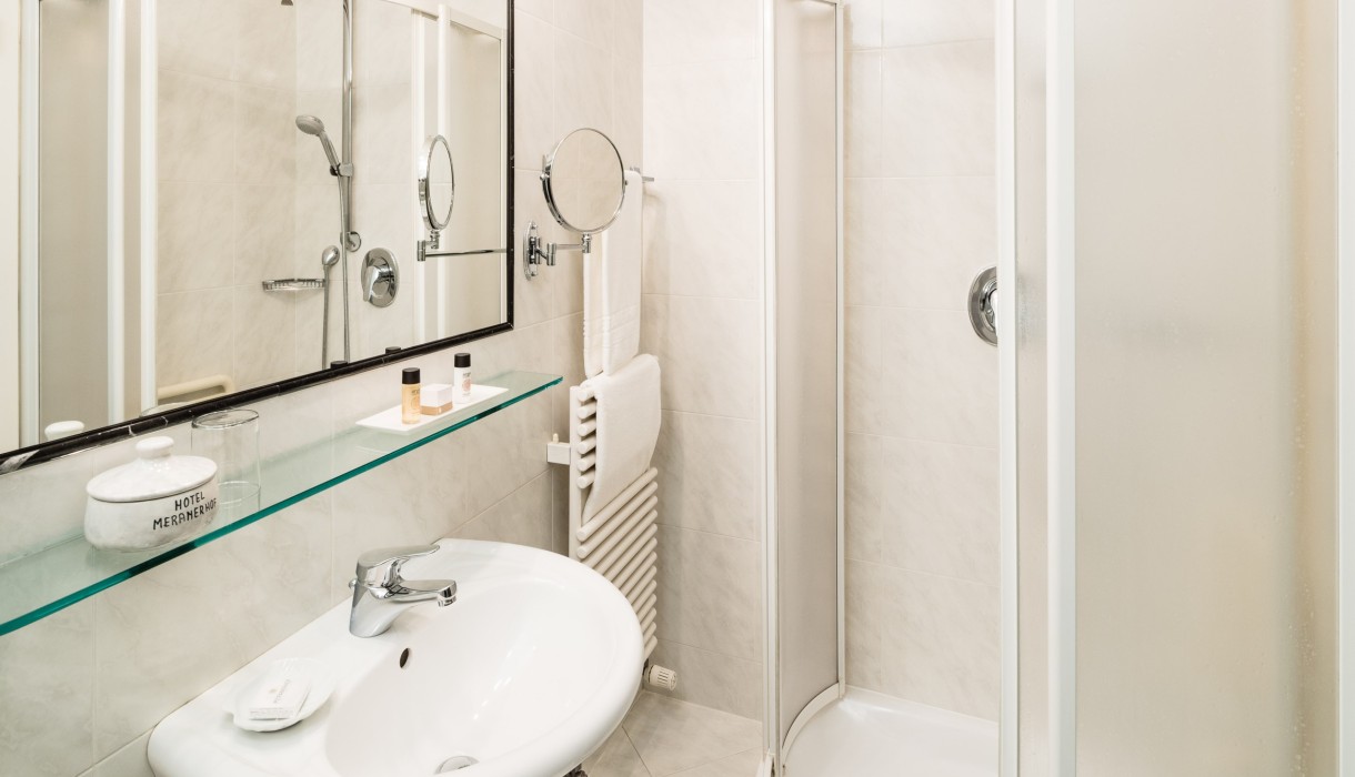 Kleines aber feines Badezimmer im Einzelbettzimmer, Meranerhof