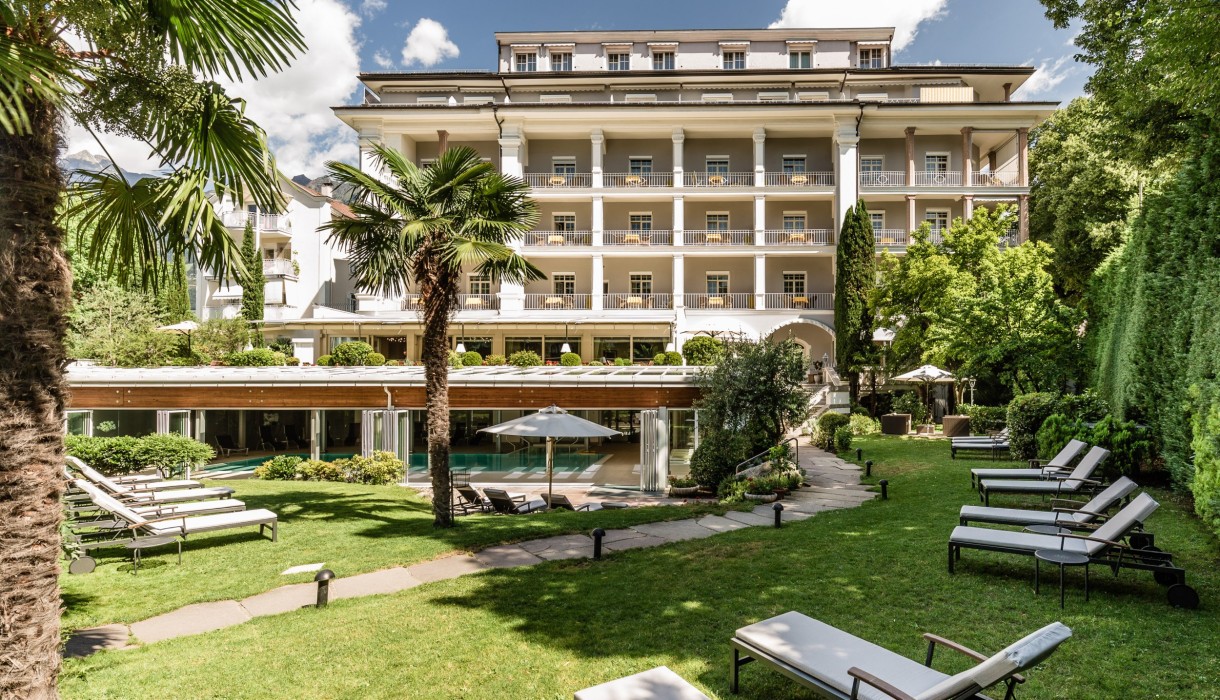 Garten mit Hinteransicht, Hotel Meranerhof Wunderschöner und stilvoll gepflegter Garten mit Hinteransicht vom Hotel Meranerhof