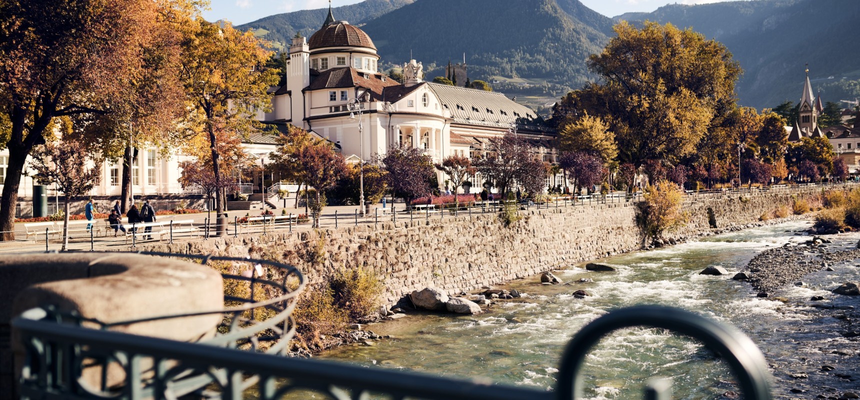 Schöner Blick auf das Kurhaus von Meran im Herbst