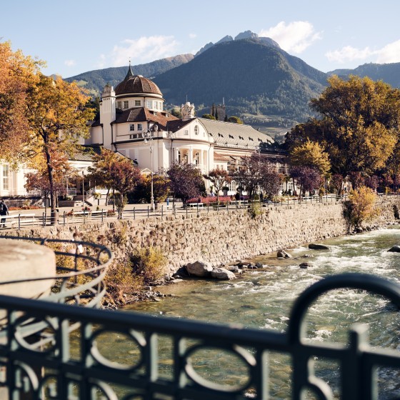Meran im Herbst Schöner Blick auf das Kurhaus von Meran im Herbst