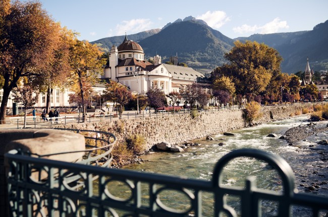 Meran im Herbst Schöner Blick auf das Kurhaus von Meran im Herbst