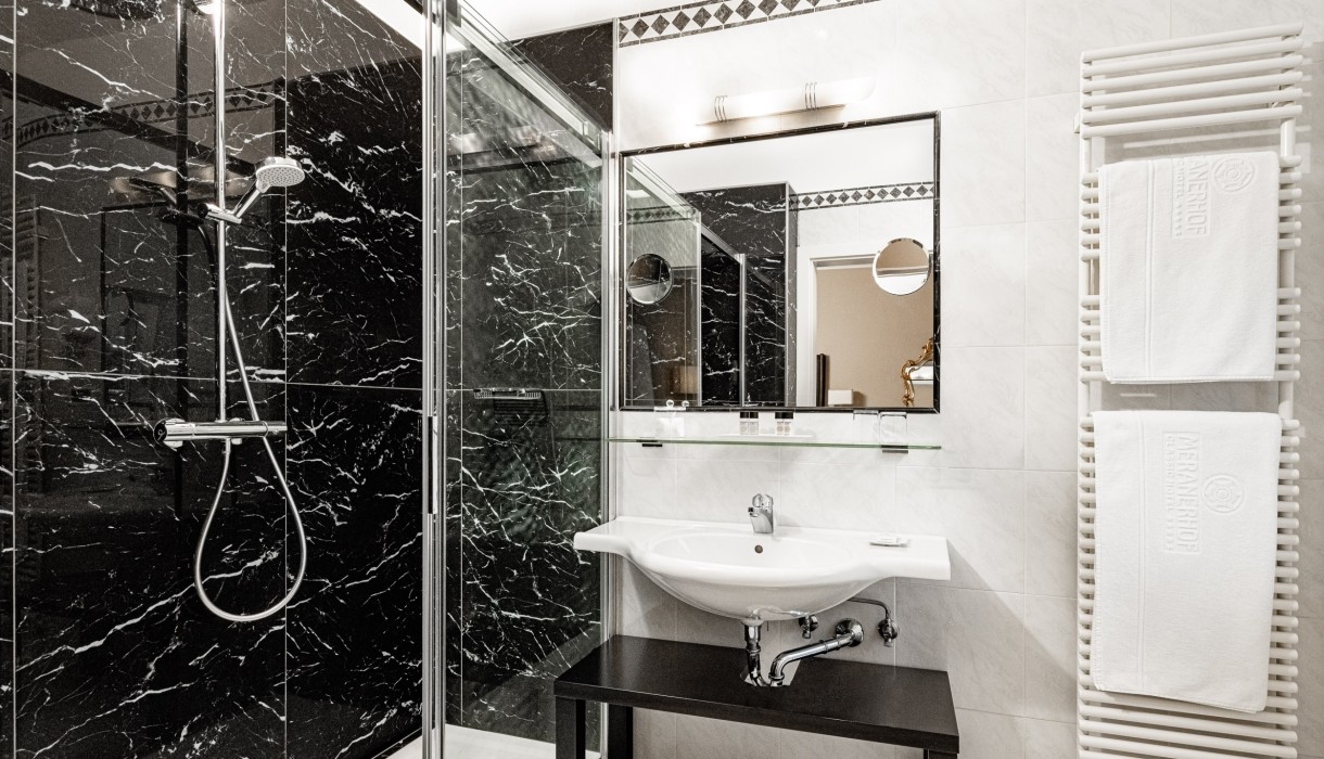 Badezimmer Doppelzimmer Aussicht Garten Badezimmer Meranerhof im Doppelzimmer mit Aussicht auf den Garten