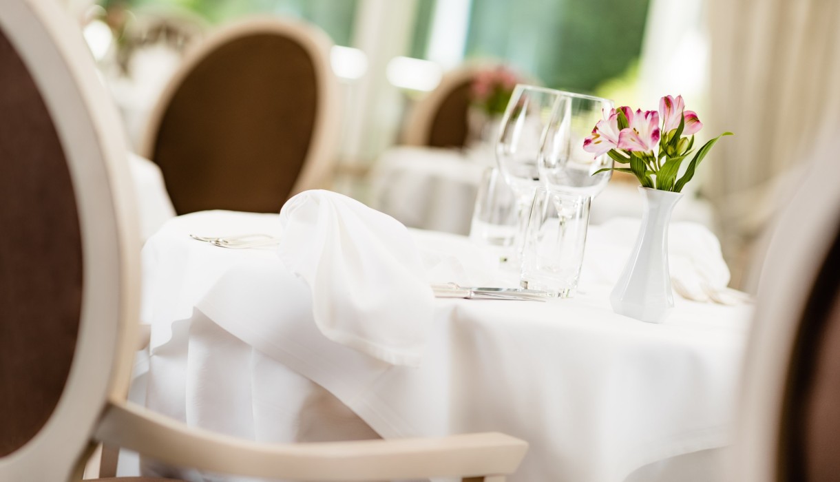 Detailbild Tisch Restaurant Meranerhof Restaurant Meranerhof Detailbil eines Tisches