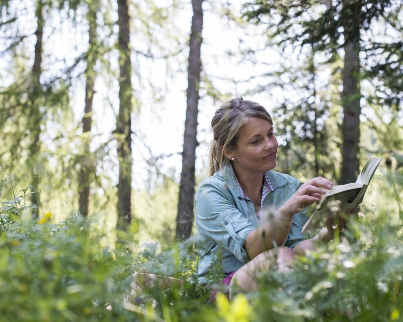 Lesen im Wald im Meraner Land: Genießen Sie ruhige Lesestunden inmitten der Natur, nur einen kurzen Spaziergang vom Classic Hotel Meranerhof entfernt