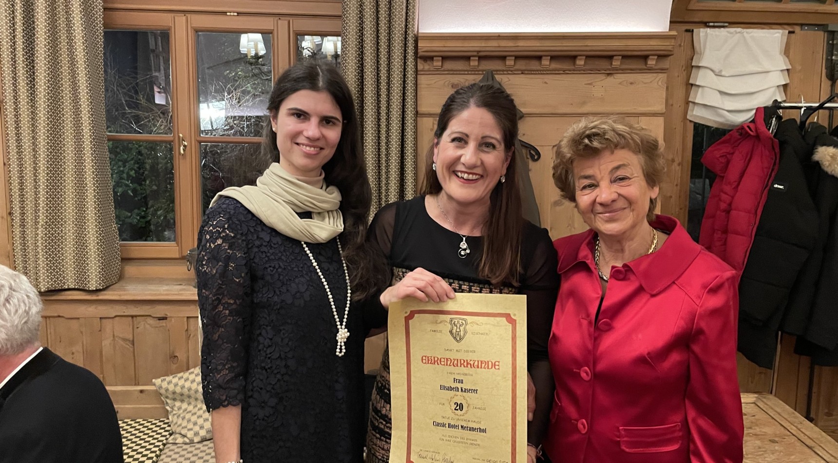 Elisabeth Kaserer - Chefrezeptionistin im Meranerhof in Meran - 20jähriges Jubiläum Elisabeth Kaserer: 20 Jahre als Chefrezeptionistin im Meranerhof in Meran – Ein Jubiläum der Hingabe und Professionalität
