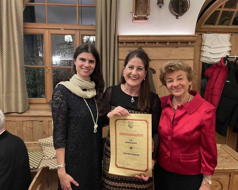 Elisabeth Kaserer - Chefrezeptionistin im Meranerhof in Meran - 20jähriges Jubiläum Elisabeth Kaserer: 20 Jahre als Chefrezeptionistin im Meranerhof in Meran – Ein Jubiläum der Hingabe und Professionalität